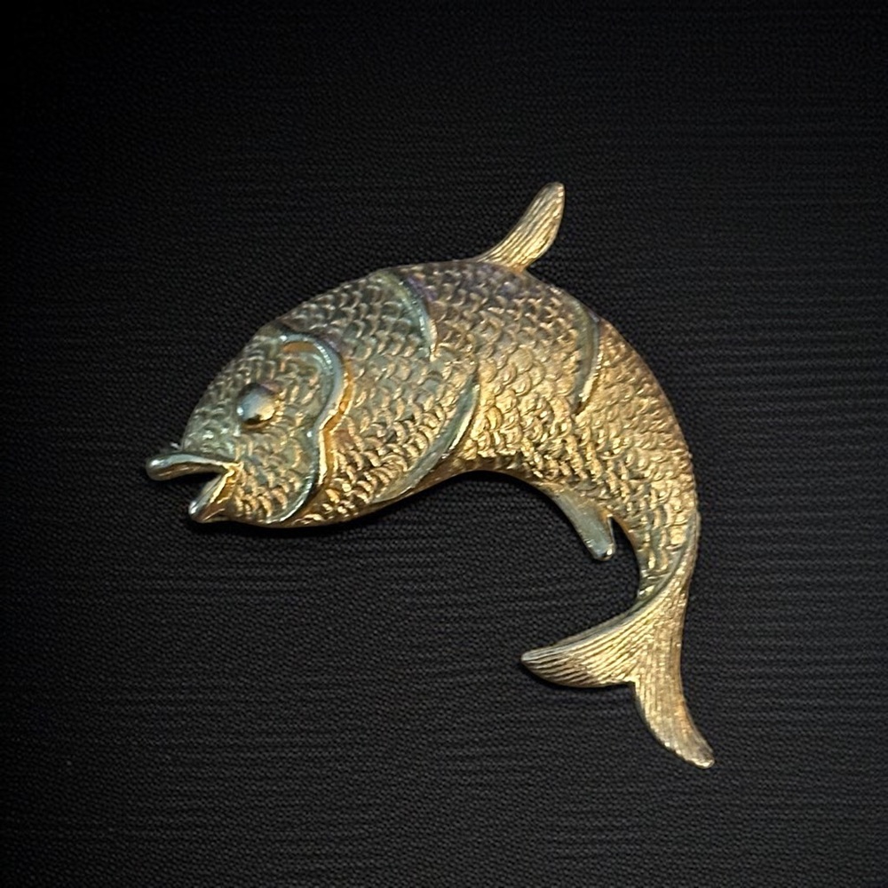 Vintage New View gold tone fish brooch